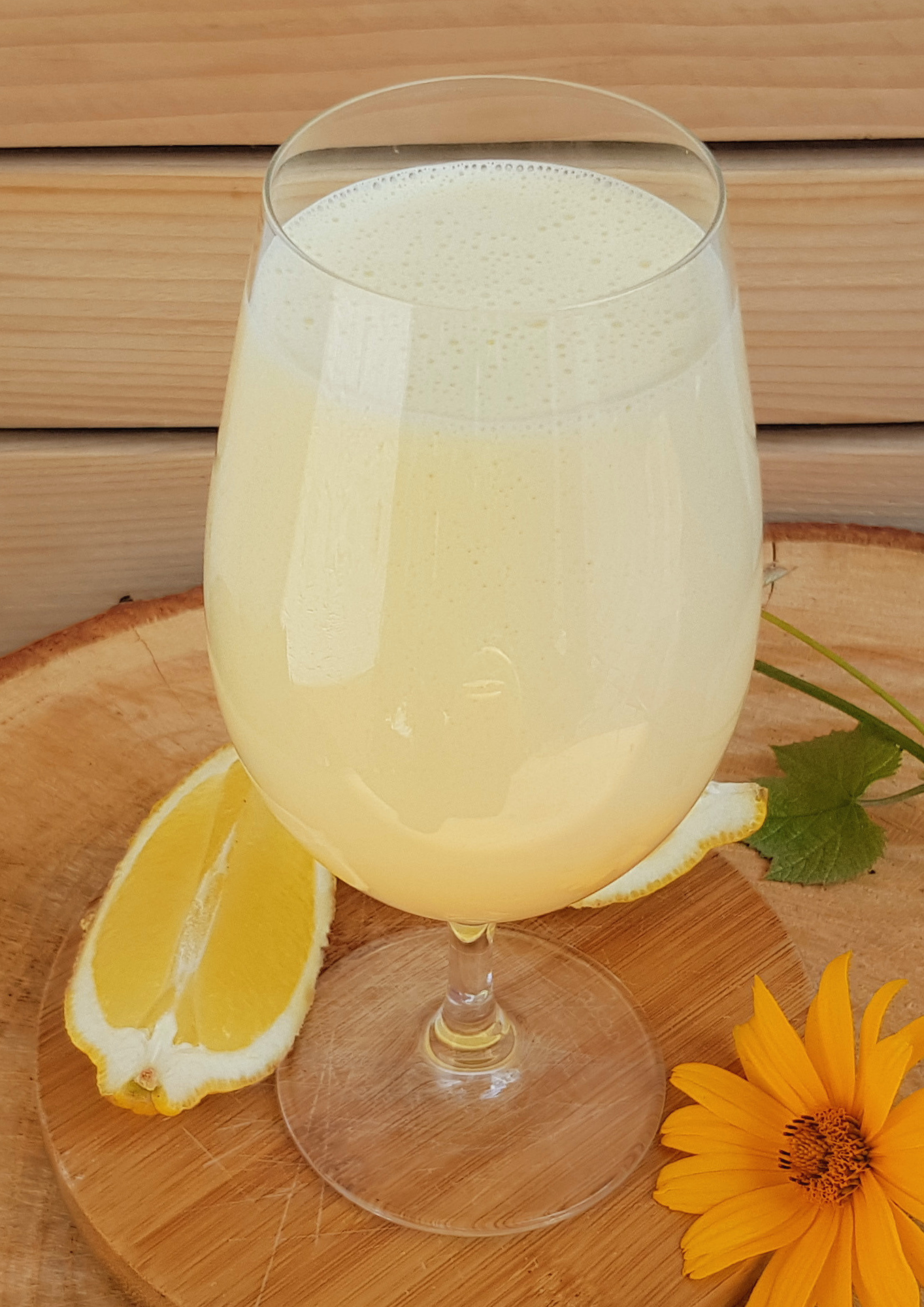 Czerwony koktajl keto i LCHF z bazylią